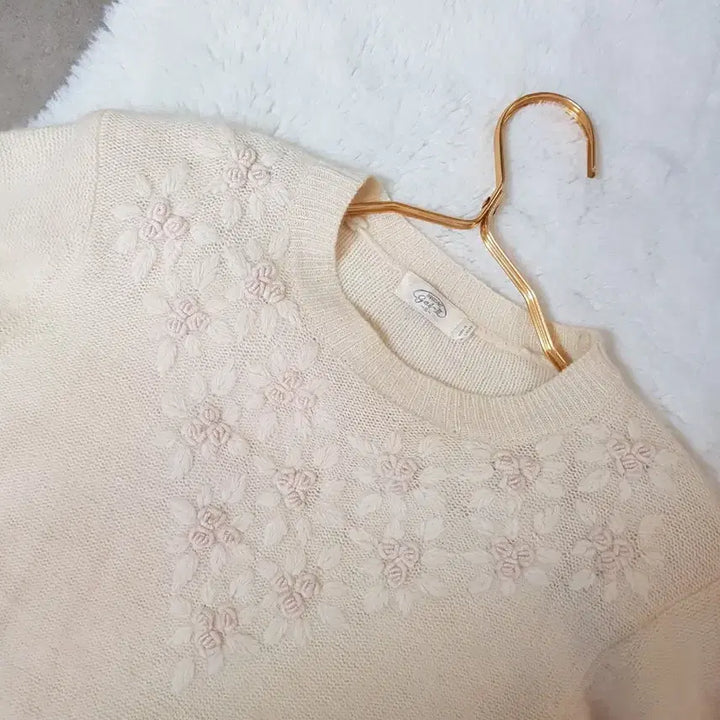 [BUNJANG] Ivory Floral Embroidered Knit Sweater / 일본 아이보리 플라워 자수 니트.울.앙고라.꽃.55~66