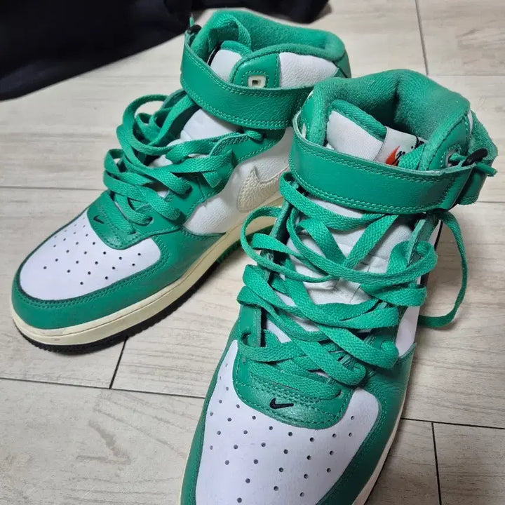 [BUNJANG] Nike Air Force 1 Mid 07 LV8 Summit White Stadium Green Sneakers / 나이키 에어포스 1 mid 07 lv8 서밋 화이트 스타디움 그린