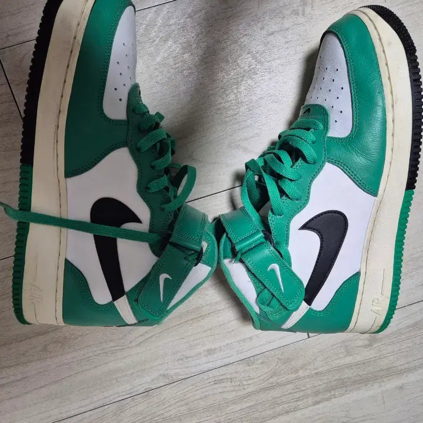 [BUNJANG] Nike Air Force 1 Mid 07 LV8 Summit White Stadium Green Sneakers / 나이키 에어포스 1 mid 07 lv8 서밋 화이트 스타디움 그린