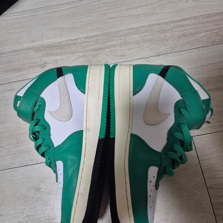 [BUNJANG] Nike Air Force 1 Mid 07 LV8 Summit White Stadium Green Sneakers / 나이키 에어포스 1 mid 07 lv8 서밋 화이트 스타디움 그린