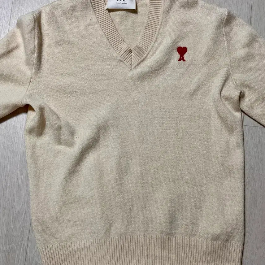 [BUNJANG] AMI Small Heart V-Neck Knit Sweater Off White / 아미 스몰 하트 브이넥 니트 오프 화이트(정품)