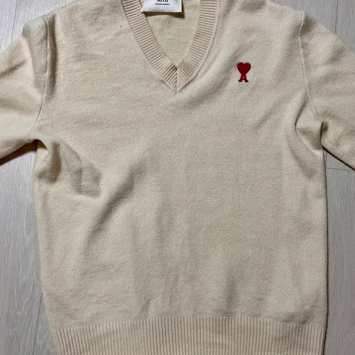 [BUNJANG] AMI Small Heart V-Neck Knit Sweater Off White / 아미 스몰 하트 브이넥 니트 오프 화이트(정품)