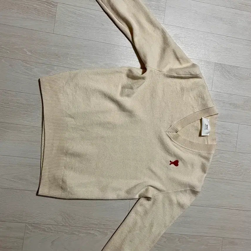 [BUNJANG] AMI Small Heart V-Neck Knit Sweater Off White / 아미 스몰 하트 브이넥 니트 오프 화이트(정품)