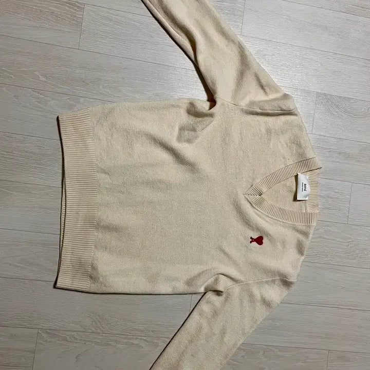 [BUNJANG] AMI Small Heart V-Neck Knit Sweater Off White / 아미 스몰 하트 브이넥 니트 오프 화이트(정품)