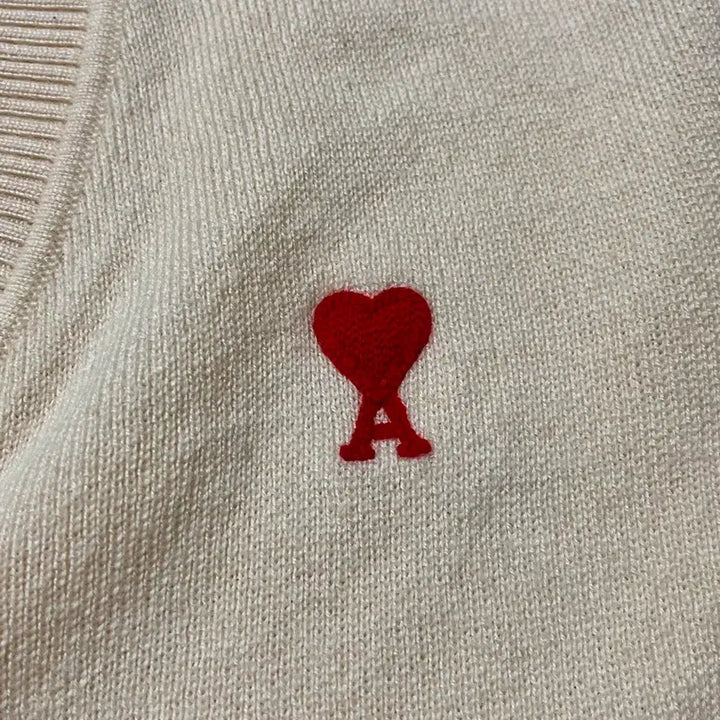 [BUNJANG] AMI Small Heart V-Neck Knit Sweater Off White / 아미 스몰 하트 브이넥 니트 오프 화이트(정품)