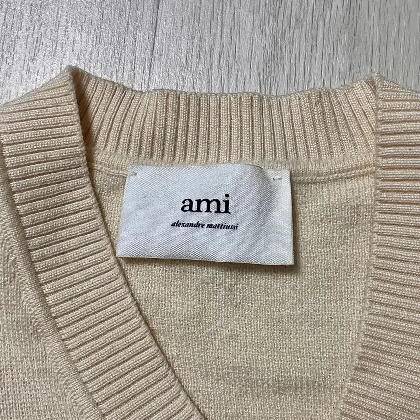 [BUNJANG] AMI Small Heart V-Neck Knit Sweater Off White / 아미 스몰 하트 브이넥 니트 오프 화이트(정품)
