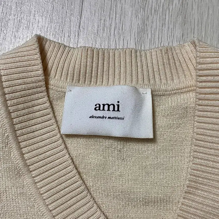 [BUNJANG] AMI Small Heart V-Neck Knit Sweater Off White / 아미 스몰 하트 브이넥 니트 오프 화이트(정품)
