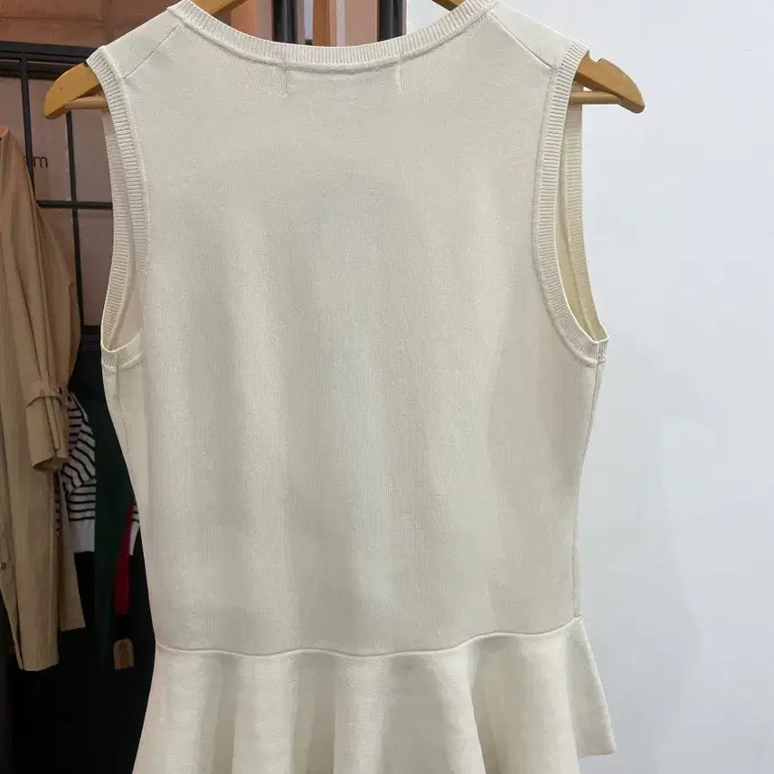 [BUNJANG] GU Ribbed Sleeveless Knit Top / 리본 포인트 GU 민소매니트