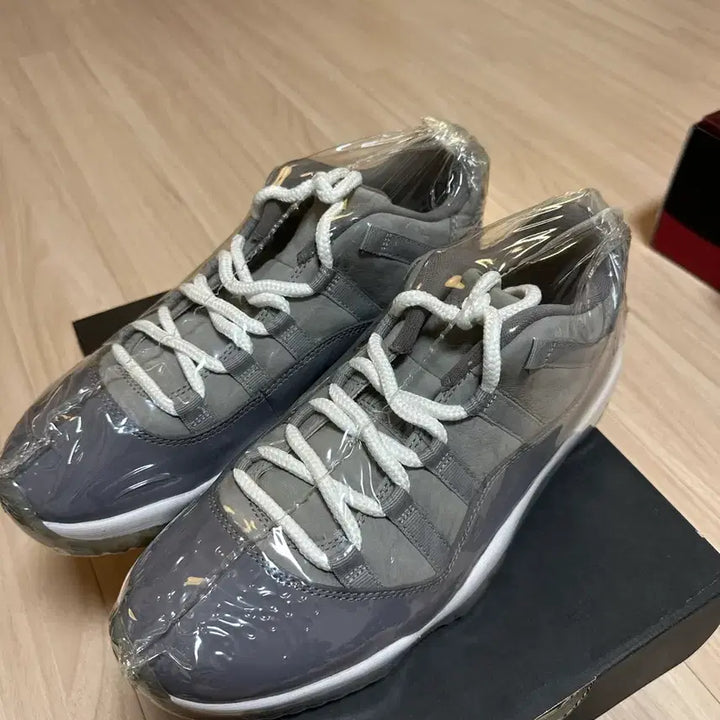 [BUNJANG] Nike Air Jordan 11 Retro Low Cool Grey Sneakers / 1회실착 /나이키 에어 조던 11 로우 쿨 그레이 265