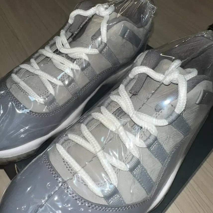 [BUNJANG] Nike Air Jordan 11 Retro Low Cool Grey Sneakers / 1회실착 /나이키 에어 조던 11 로우 쿨 그레이 265
