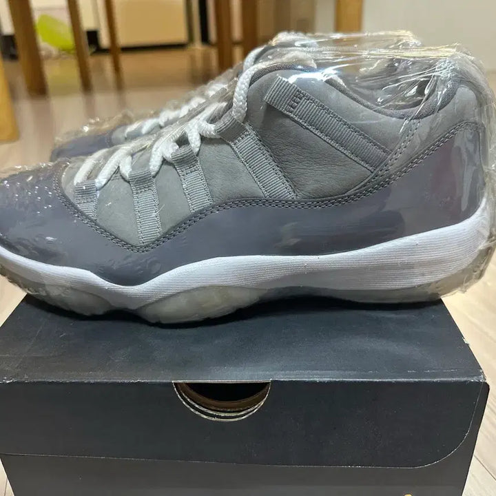 [BUNJANG] Nike Air Jordan 11 Retro Low Cool Grey Sneakers / 1회실착 /나이키 에어 조던 11 로우 쿨 그레이 265