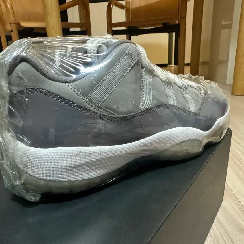 [BUNJANG] Nike Air Jordan 11 Retro Low Cool Grey Sneakers / 1회실착 /나이키 에어 조던 11 로우 쿨 그레이 265
