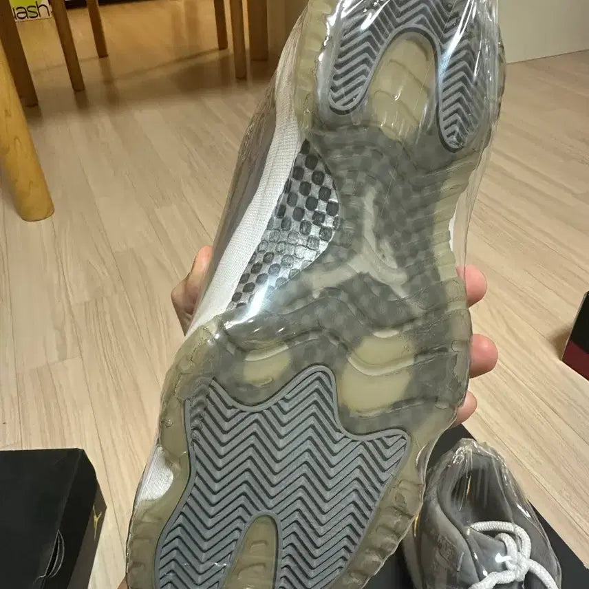 [BUNJANG] Nike Air Jordan 11 Retro Low Cool Grey Sneakers / 1회실착 /나이키 에어 조던 11 로우 쿨 그레이 265