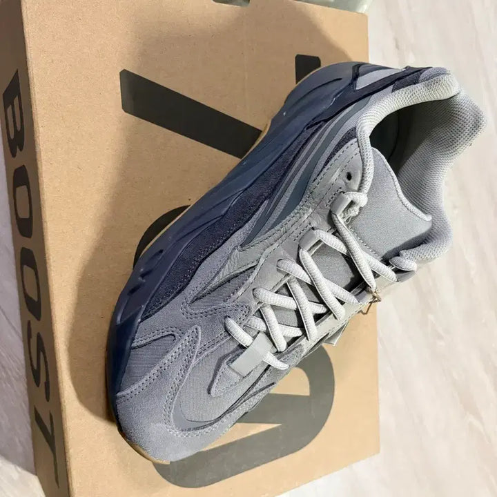 [BUNJANG] Adidas Yeezy Boost 700 V2 Tephra Sneakers / 이지부스트 700 V2 테프라 285