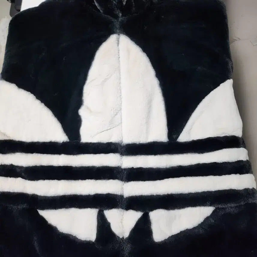 [BUNJANG] Adidas Big Trefoil Faux Fur Jacket Black / [ KR XL ] 아디다스 빅트레포일 퍼 자켓 블랙 HC0323