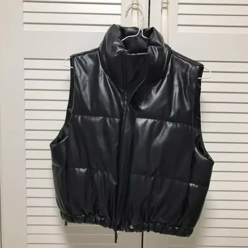 [BUNJANG] Black Leather Padded Vest / [새제품] 블랙 레더 패딩 조끼 베스트