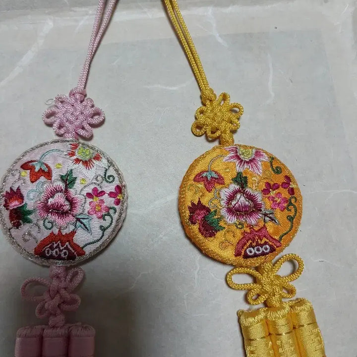 [BUNJANG] Traditional Embroidered Hanbok Accessory / 전통 자수 꽃무늬 한복 노리개 핑크/옐로우 2가지