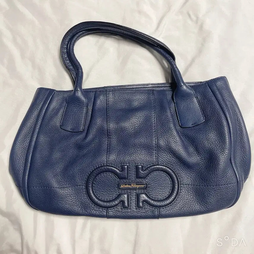 [SOLD OUT] 페라가모 네이비 레더 숄더백