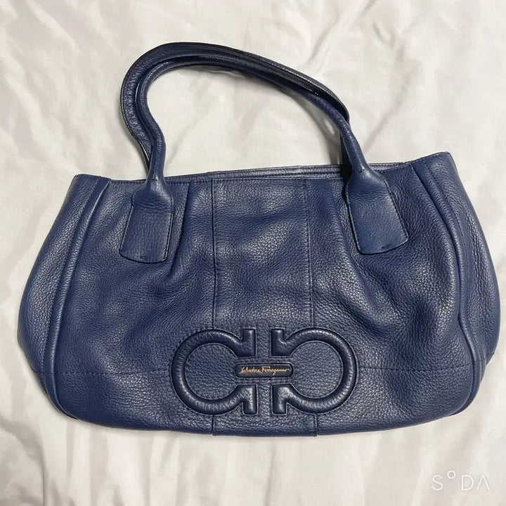 [SOLD OUT] 페라가모 네이비 레더 숄더백