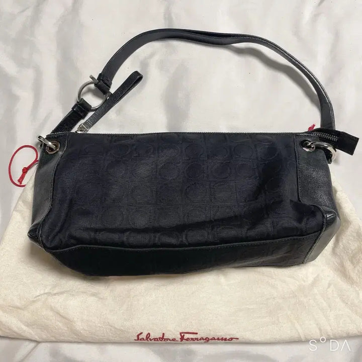 [SOLD OUT] 페라가모 블랙 간치니 숄더백