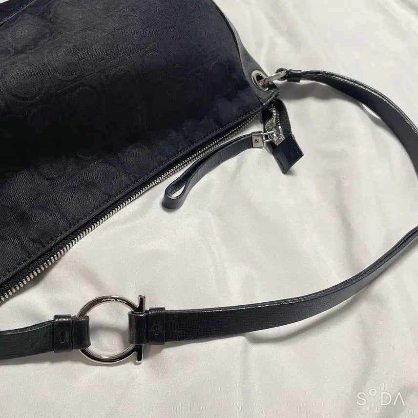 [SOLD OUT] 페라가모 블랙 간치니 숄더백