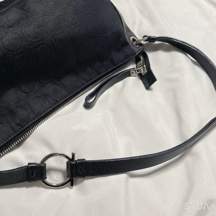 [SOLD OUT] 페라가모 블랙 간치니 숄더백