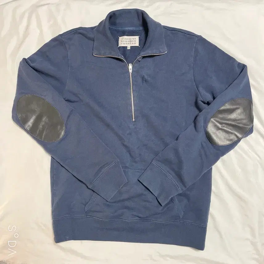 [SOLD OUT] 메종 마르지엘라 엘보우 패치 맨투맨 네이비