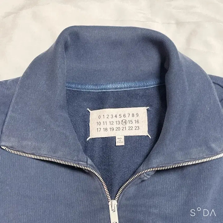 [SOLD OUT] 메종 마르지엘라 엘보우 패치 맨투맨 네이비