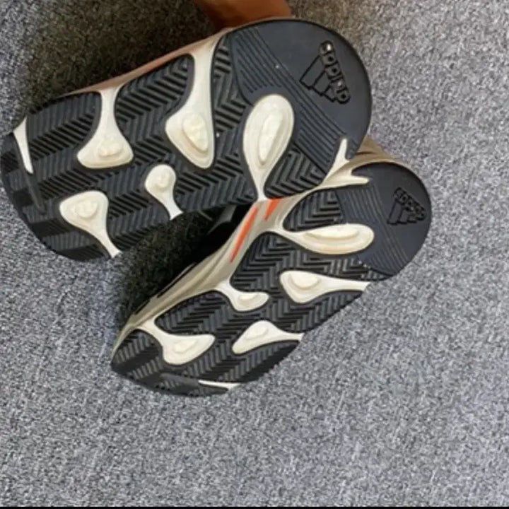 [BUNJANG] Adidas Yeezy Boost 700 Sneakers / 새상품급 이지부스트700 275