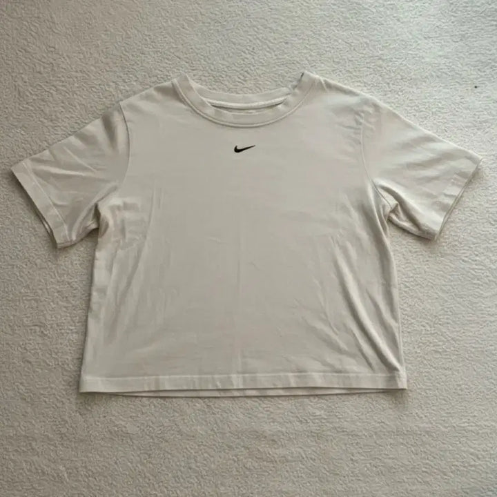 [BUNJANG] Nike Crop Short-Sleeve T-Shirt Ivory Swoosh Logo / 나이키 크롭 반팔 티셔츠 아이보리 스우시 로고