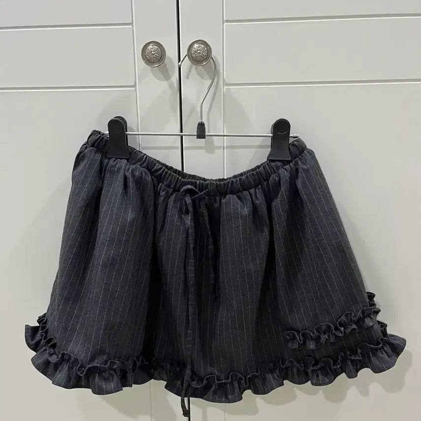 [BUNJANG] Type Service Charcoal Stripe Ruffle Mini Skirt / 타입서비스 차콜 스트라이프 러플 미니스커트