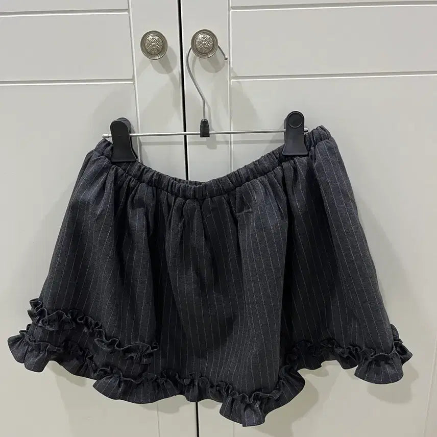 [BUNJANG] Type Service Charcoal Stripe Ruffle Mini Skirt / 타입서비스 차콜 스트라이프 러플 미니스커트