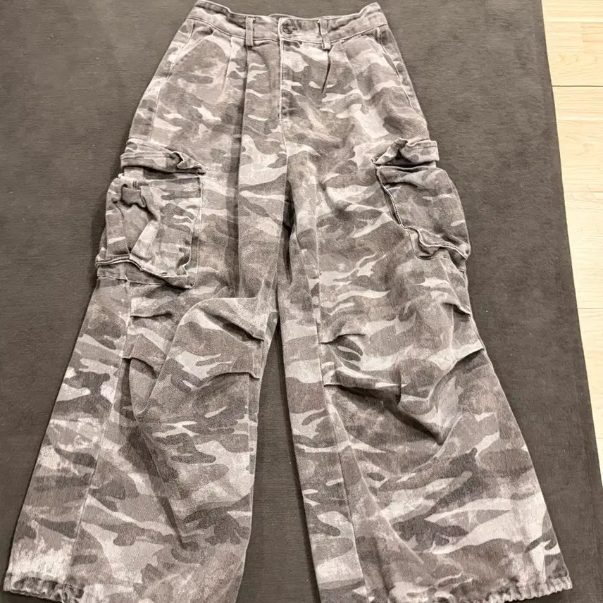 [BUNJANG] Grey Camo Cargo Pants / 카고 스타일 회색 카모 바지