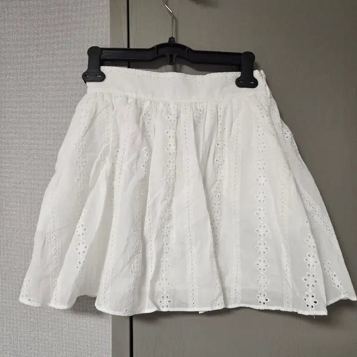 [BUNJANG] Miel Punching 3/4 Length Skirt / 도매택 미엘 펀칭3부 스커트