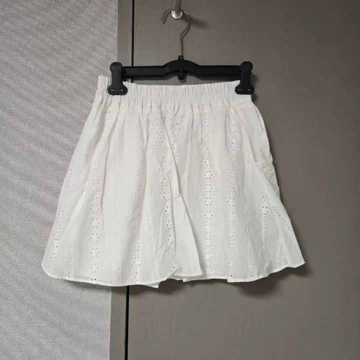 [BUNJANG] Miel Punching 3/4 Length Skirt / 도매택 미엘 펀칭3부 스커트