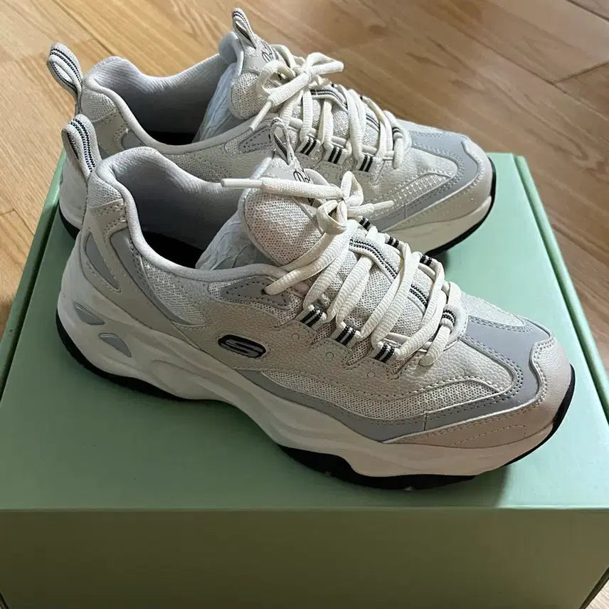 [BUNJANG] Skechers Delight Hiking/Walking Shoes / 스케쳐스 딜라이트 230