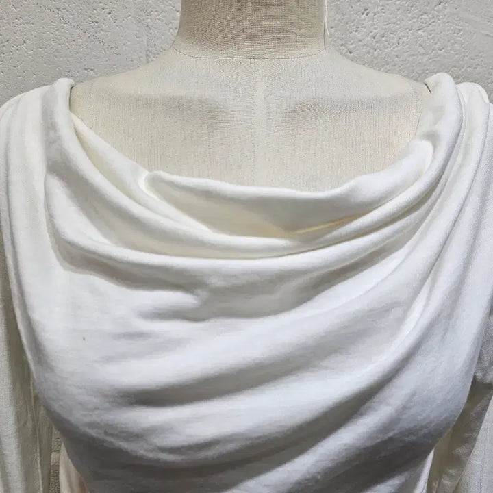 [SOLD OUT] 옆셔링 앞루즈핏 긴팔- 화이트