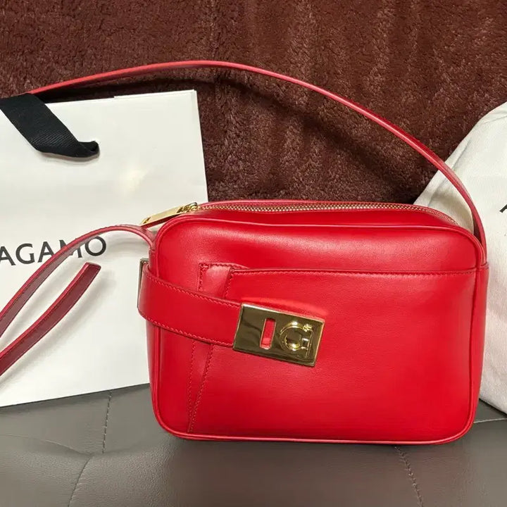 [SOLD OUT] 페라가모 간치니 금장 숄더백(카프스킨)