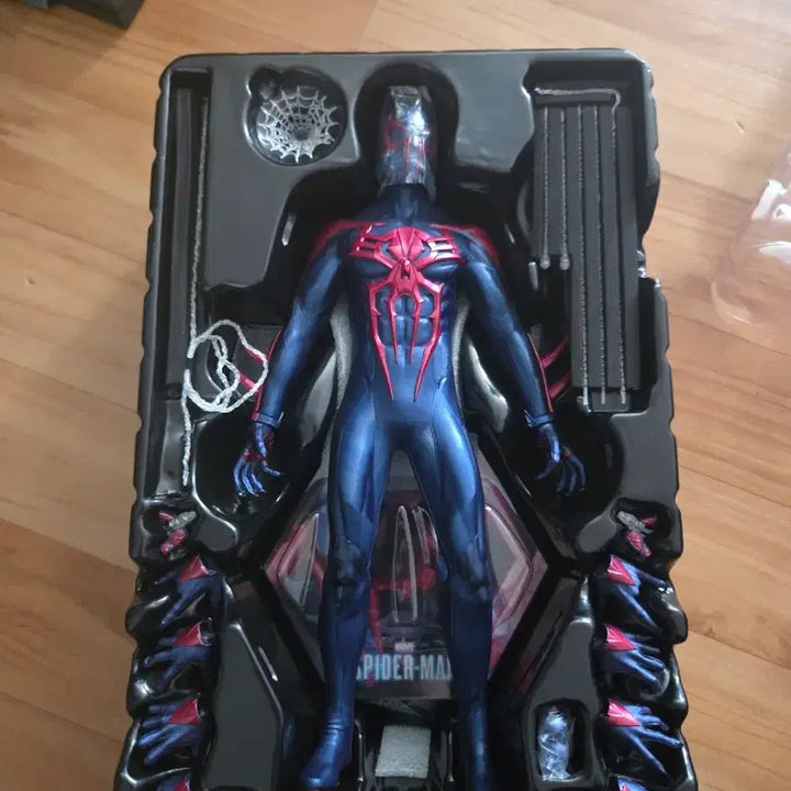 [BUNJANG] Hot Toys Spider-Man 2099 Suit Action Figure / 핫토이 스파이더맨 2099슈트
