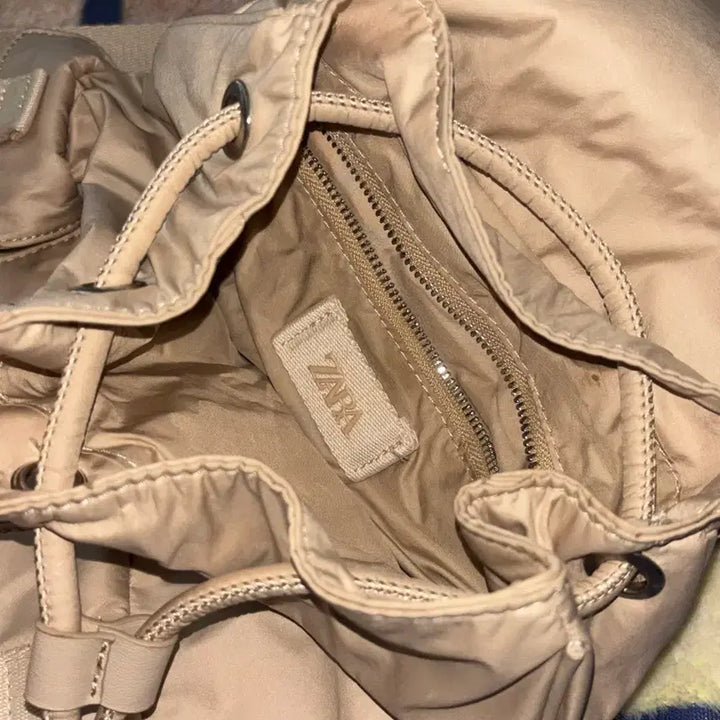 [BUNJANG] Zara Beige Buckle Nylon Backpack / 자라 베이지 버클 나일론 백팩 가방 책가방 여행가방 데일리