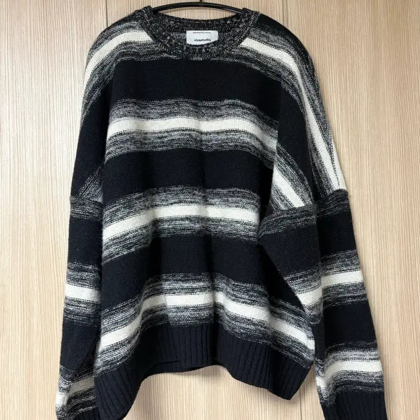 [BUNJANG] VIVA STUDIO Stripe Knitwear / 비바 스튜디오 스트라이프 니트입니다
