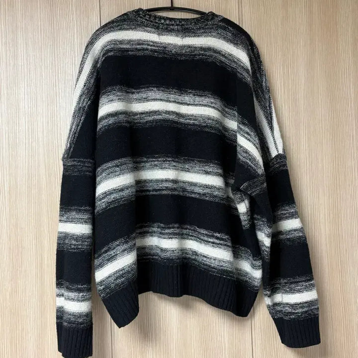 [BUNJANG] VIVA STUDIO Stripe Knitwear / 비바 스튜디오 스트라이프 니트입니다