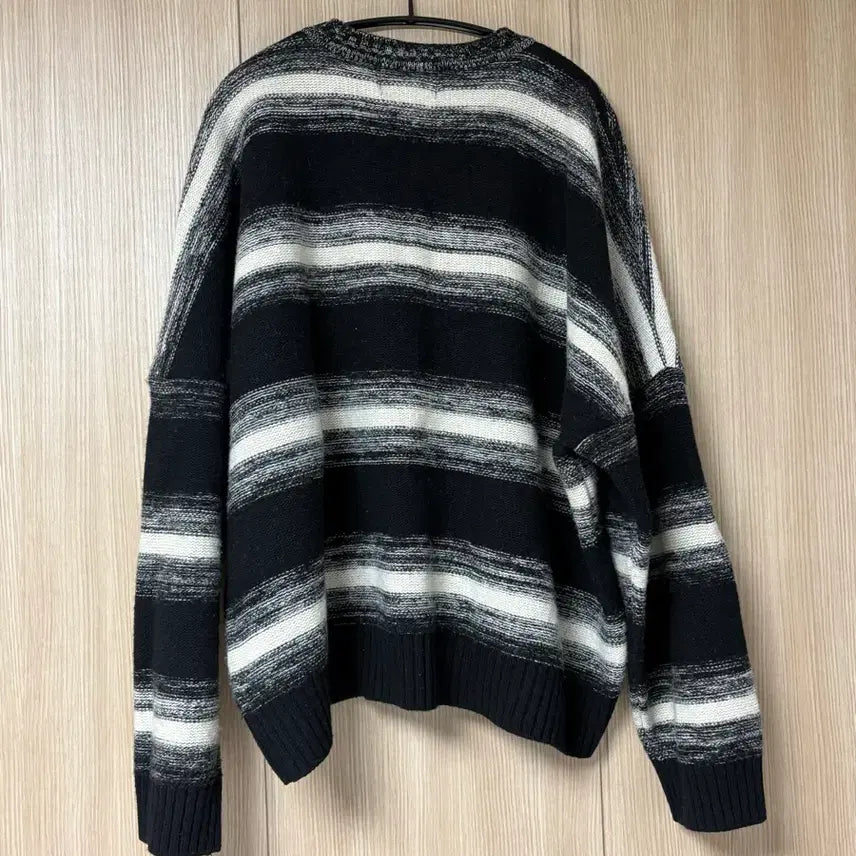 [BUNJANG] VIVA STUDIO Stripe Knitwear / 비바 스튜디오 스트라이프 니트입니다