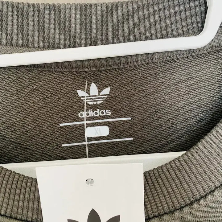 [BUNJANG] Adidas Flower Logo Sweatshirt Khaki / 아디다스 플라워 로고 맨투맨 카키