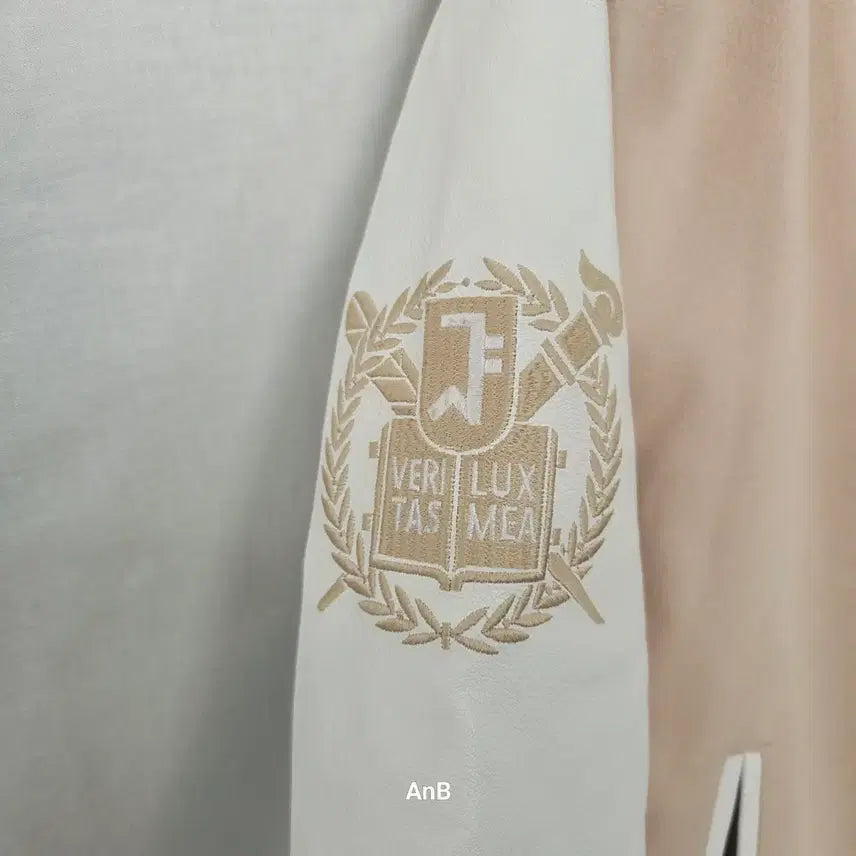 [SOLD OUT] 서울대학교 과잠/학잠 - 베이지 &amp; 화이트 (Veritas Lux Mea