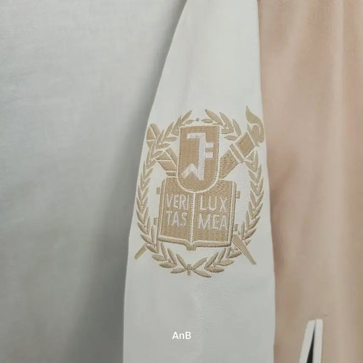 [SOLD OUT] 서울대학교 과잠/학잠 - 베이지 &amp; 화이트 (Veritas Lux Mea