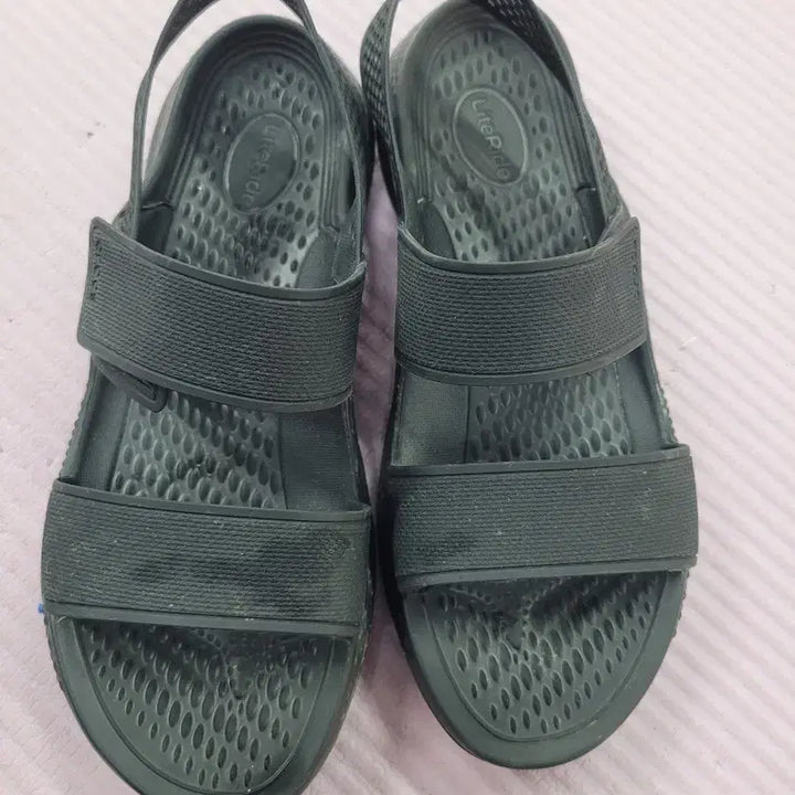 [SOLD OUT] 크록스 라이트라이드 샌들 블랙w6