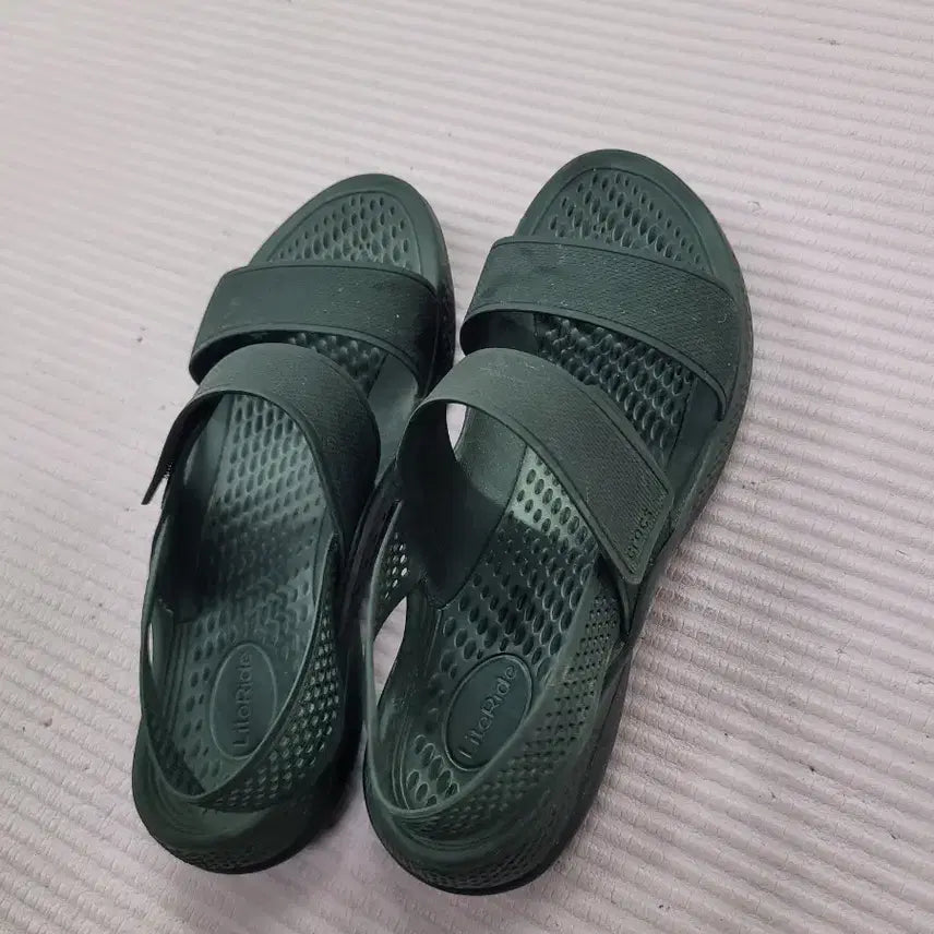[SOLD OUT] 크록스 라이트라이드 샌들 블랙w6