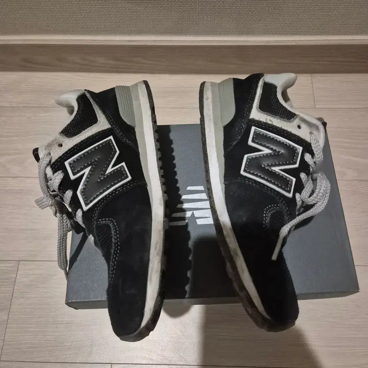 [BUNJANG] New Balance 574 Black Sneakers / 뉴발란스 574 블랙 220