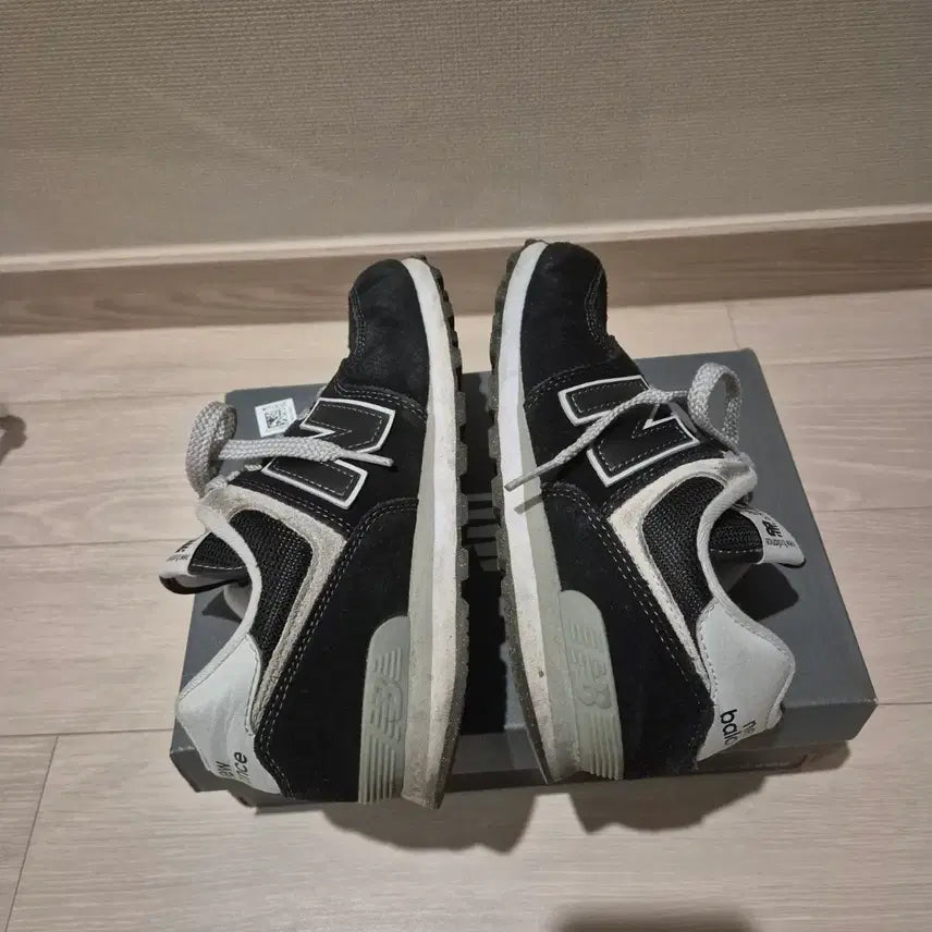 [BUNJANG] New Balance 574 Black Sneakers / 뉴발란스 574 블랙 220